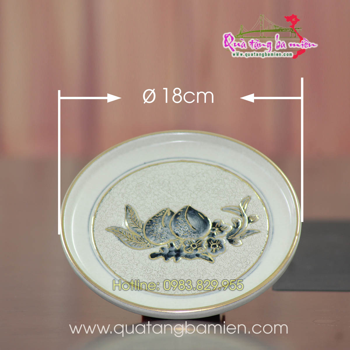 Đĩa trầu quả đào men rạn đắp nổi vẽ vàng - Ø 18 cm